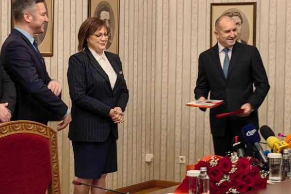 Корнелия Нинова почерпи президента Радев за рождения си ден с бонбони "Мерси"