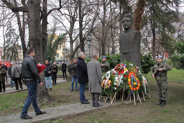 Венци и цветя пред паметника на капитан Бураго положиха организации.