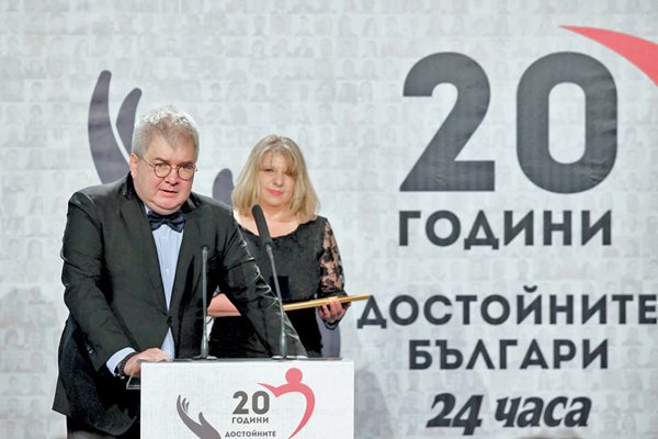 Борислав Зюмбюлев връчи приза на дъщерята на Гено Генов