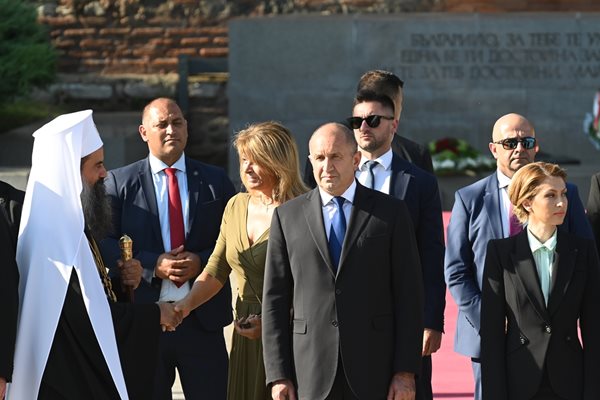 Президентът Румен Радев дойде за церемонията със съпругата си.