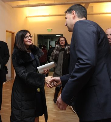 Кметът на Пловдив Иван Тотев поздравява образователната министърка Меглена Кунева.