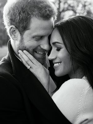 Една от официалните годежни снимки на принц Хари и Меган Маркъл.   СНИМКИ: РОЙТЕРС