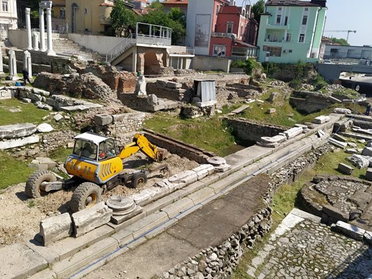 Северната страна на древната агора на Филипопол тепърва ще се реставрира.