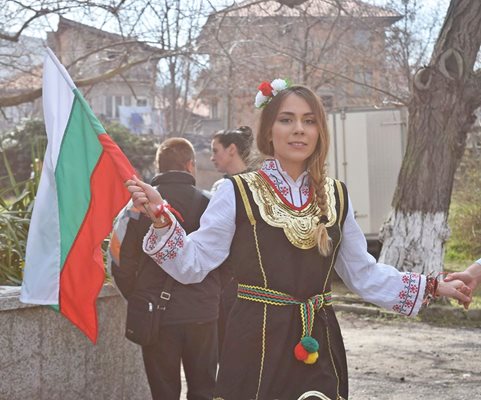 Ани води хорото със знаме в ръка. 