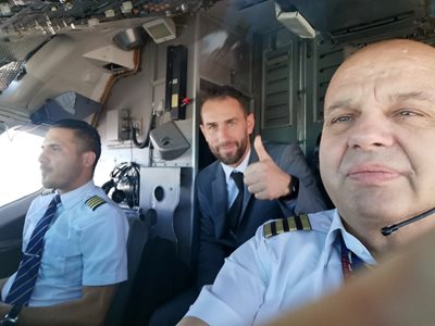 Административният директор на ЦСКА Стойко Сакалиев поздравява командира в пилотската кабина
