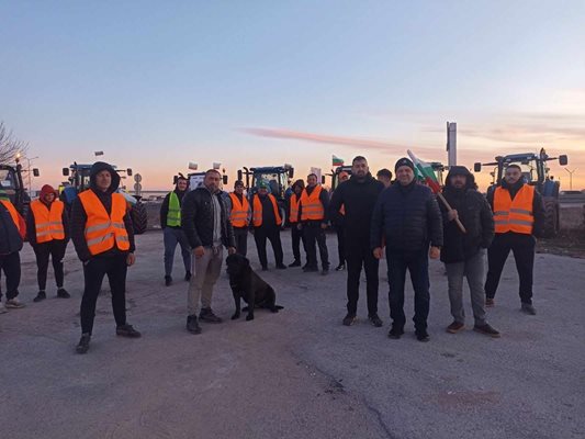 Зърнопроизводители заприщиха кръговото кръстовище на село Труд и след 10 часа тръгват с тракторите към Пловдив.