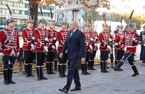 Румен Радев прие почетния строй за празника на ВВС.

СНИМКА: НИКОЛАЙ ЛИТОВ