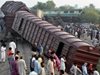 Влак дерайлира в Индия, десетки са ранени