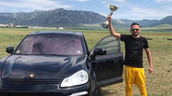 Принц Ангел Рашков позира със своята златна купа до лъскавия си автомобил „Порше“