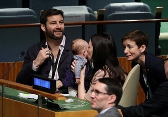 Премиерът на Нова Зеландия с бебето си СНИМКА: Ройтерс