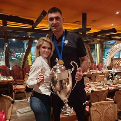 Цветан Соколов и съпругата му Деляна позират за снимка с трофея от Шампионската лига.  Снимка: фейсбук на Цветан Соколов