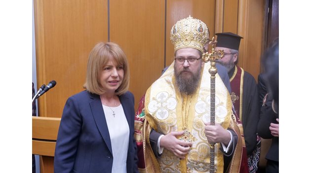 Белоградчишкият епископ Поликарп благослови Йорданка Фандъкова.  СНИМКИ: ЙОРДАН СИМЕОНОВ