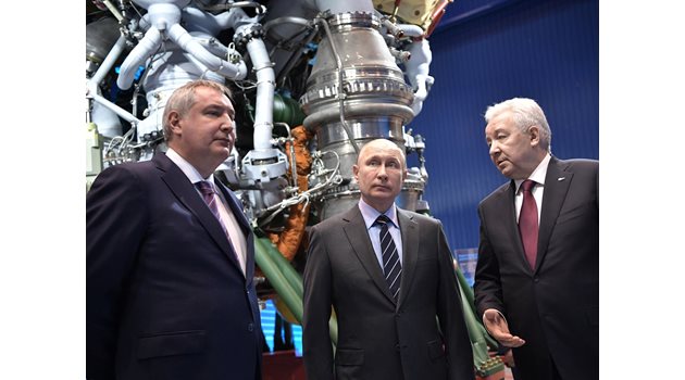 Шефът на “Роскосмос” Дмитрий Рогозин (вляво) и Путин имат своя стратегия как да настигнат САЩ в междузвездната надпревара. 
СНИМКИ: РОЙТЕРС