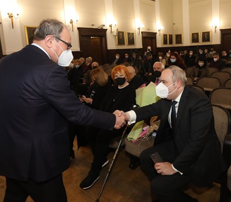 Акад. Ревалски се поздравява с ректора на СУ проф. Герджиков.