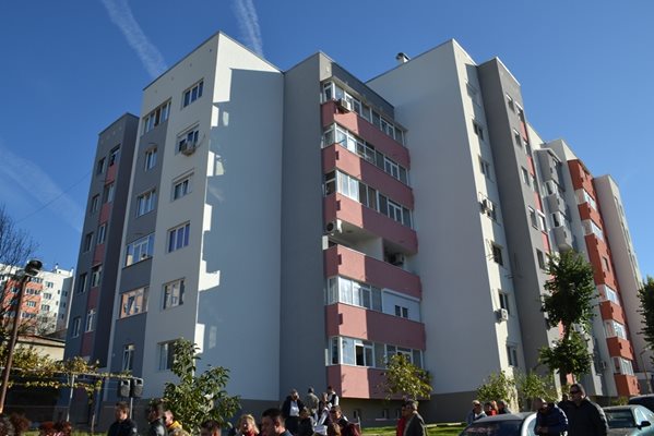 Един от първите блокове в България, санирани по националната програма, се намира в Благоевград.
 
СНИМКА: ТОНИ МАСКРЪЧКА