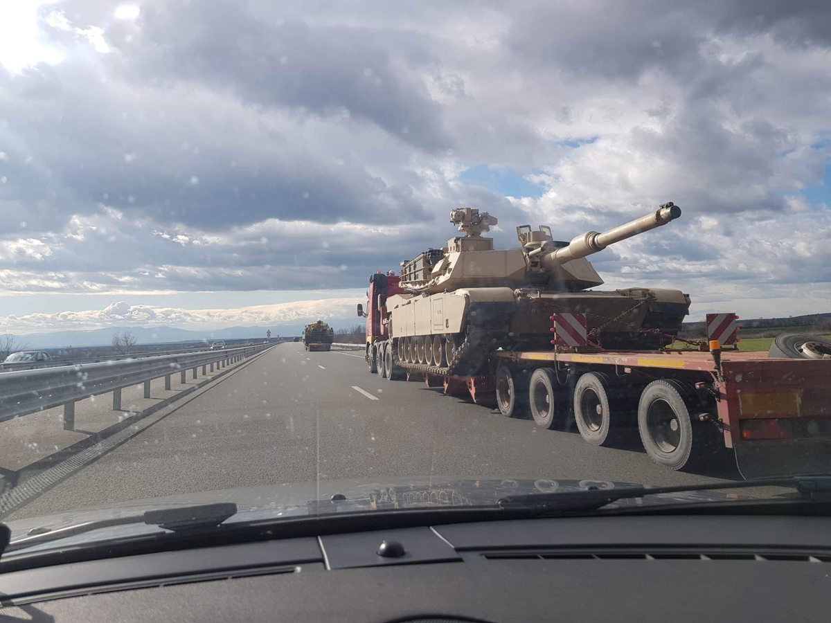 Танкове на АМ "Тракия" озадачиха шофьори (Видео, снимки)