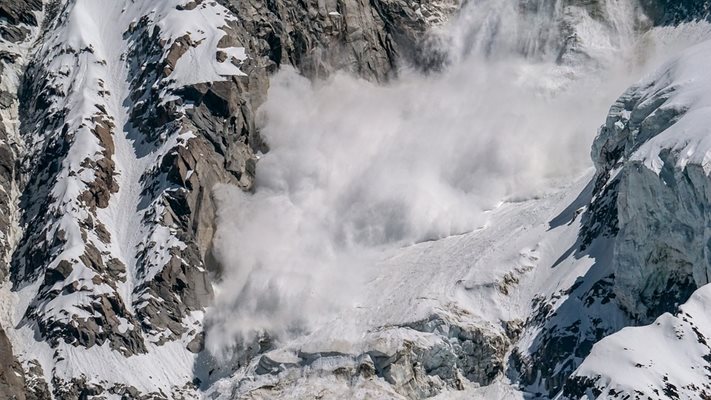 Висока лавинна опасност в Рила и Пирин заради обилния сняг и силните ветрове