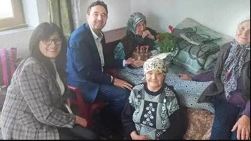 107-годишната баба Есме не спира да се смее