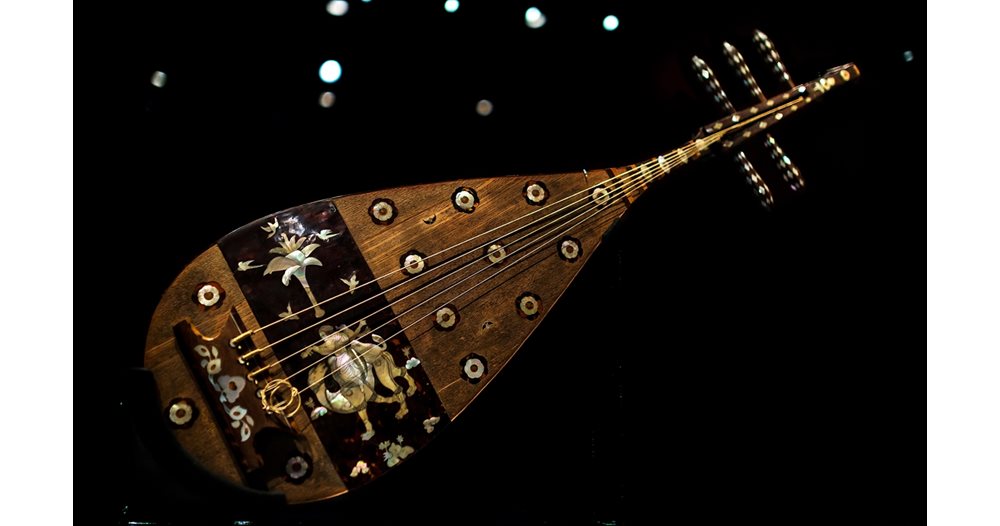 The star of the Chinese language lute 