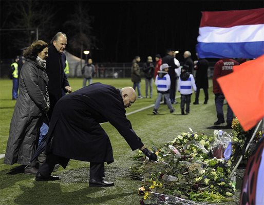Шефът на Холандския футболен съюз Прааг поднася цветя на церемония за убития рефер