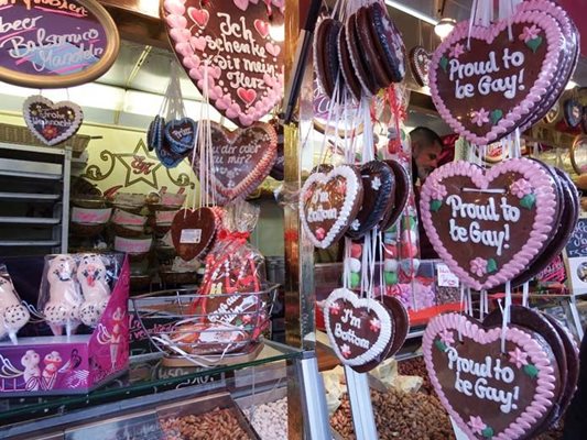 В Кьолн се продават коледни сладкиши и сувенири за гейове.