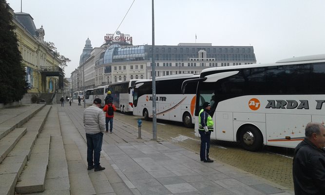 Автобусите и такситата си тръгнаха, за да не се смесят с другия протест.
