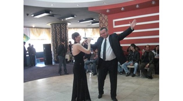 На купона в хотел „Шумен” Юзеир Юзеиров танцува с ромския славей Софи Маринова.