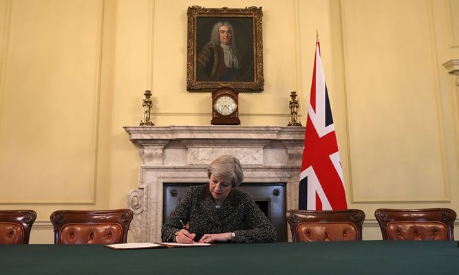Тереза Мей подписва писмото до ЕС за начало на Брекзит.