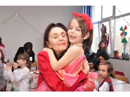 72-годишната Адриана Илиеску заедно с 6-годишната си дъщеря Елиза-Мария.
СНИМКА: АВТОРЪТ