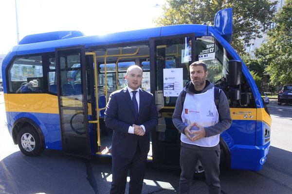 Председателят на Столичния общински съвет Георги Георгиев и заместник-кметът по транспорт Кристиан Кръстев представят новите електрически минибуси
