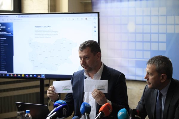 Демонстрация на видеозаснемането при преброяването на гласовете за изборите Снимка: Велислав Николов