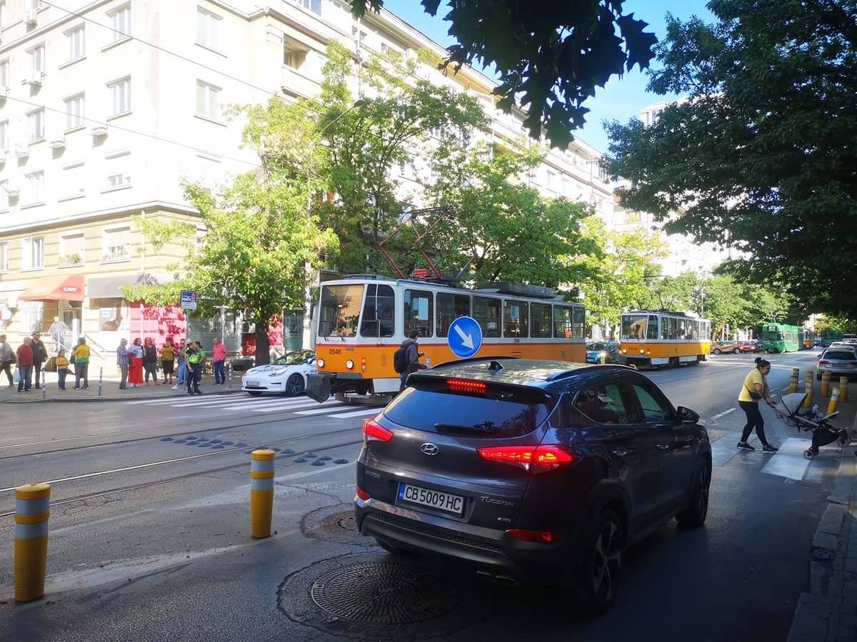 Трамвай блъсна 35-годишна жена в София