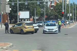 Такси и джип се блъснаха на голямо кръстовище в Пловдив (Видео)
