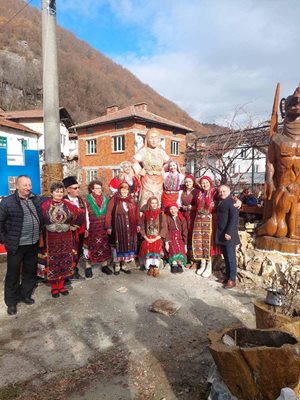 В село Пирин поставиха шестата дървена статуя.