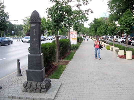 Днес на лобното място на премиера Димитър Петков на бул. "Руски" се намира този скромен паметник.