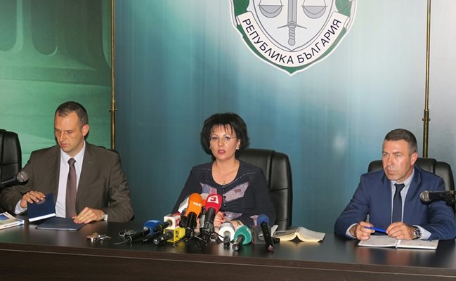 Говорителят на главния прокурор Румяна Арнаудова (по средата) съобщи подробности около разследването.