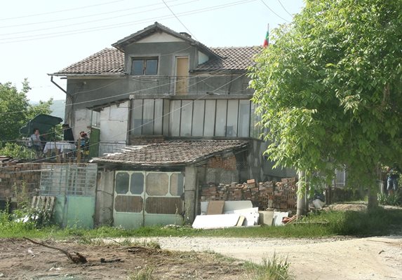 В тази къща на баба си и дядо си Вилислава е живеела с детенцето си