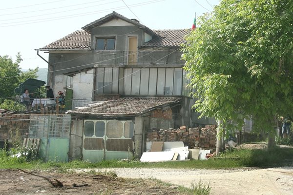 В тази къща на баба си и дядо си Вилислава е живеела с детенцето си