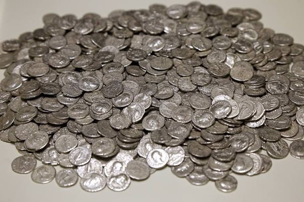 Сребърните монети от откритото при разкопките на “Света Неделя” гърне вече ще са част от експозицията на музея.