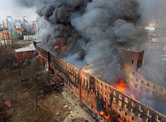 Пожар в историческа сграда в Санкт Петербург СНИМКА: РОЙТЕРС