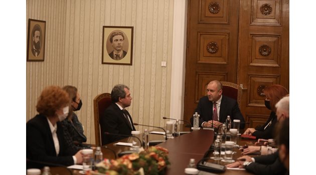Президентът Радев заяви пред ИТН, че българският избирател възприема партията като “част от промяната”. 