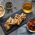 Бърза и лесна рецепта за сурови вегански барчета с овесени ядки, стафиди и тиквени семки