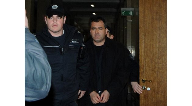 ОБРАТ: Йордан Костов е окован с белезници преди 2 години заради връзки с "Наглите", но днес е на свобода. 