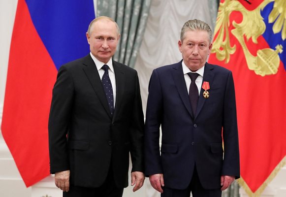 Руският президент Владимир Путин и Равил Маганов на церемония в Москва