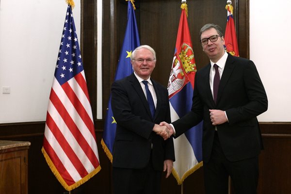 Сръбският президент Александър Вучич качи в социалните мрежи снимки от срещата с американския посланик в Белград
