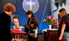 Привърженици на Навални положиха цветя на неговия гроб на рождения му ден