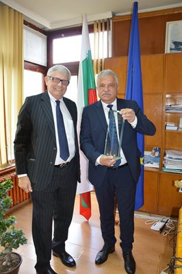 Кметът Вл. Москов /вдясно/ получава наградата от Яков Джераси.