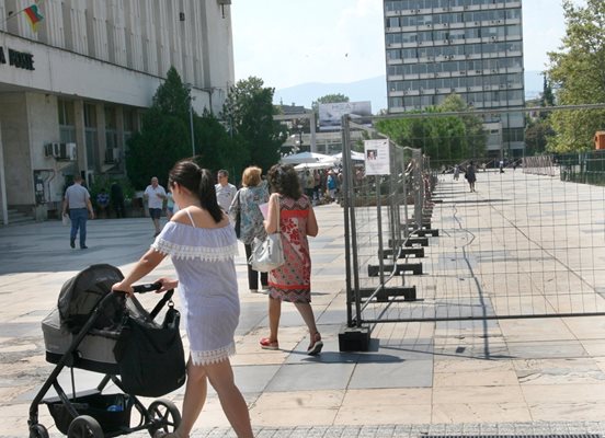 Майки с колички се чудят откъде да минат заради заградения площад. Снимки: Евгени Цветков