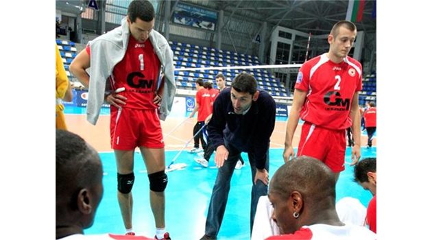 Вместо национали като Пушката (вляво) и Стоян Самунев, треньорът Сашо Попов ще работи предимно с юноши на "червените" през новия сезон.