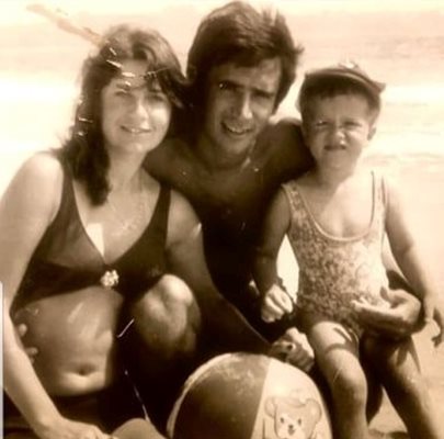 Белослава като малка с майка си Анета Сотирова и баща си Борислав Стоянов
